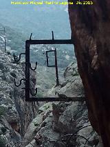 Caminito del Rey. Restos de la antigua conducción eléctrica