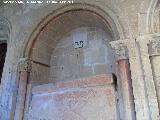 Catedral Vieja. Claustro. Sarcófago en el ala sur