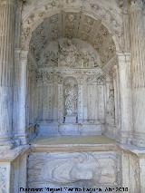 Catedral Vieja. Claustro. Sepulcro en el ala sur con la Virgen de Santa María