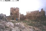 Castillo del Berrueco. Torreón circular izquierdo y murallas con sus almenas originales