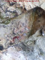 Pinturas rupestres de la Cueva de la Dehesa. U invertida y restos desvaídos