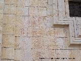 Catedral de Jaén. Fachada. Vítor a la izquierda de la ventana izquierda