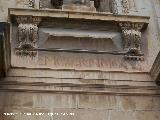 Catedral de Jaén. Fachada. Vítor debajo de la hornacina de San Pedro