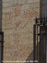 Catedral de Jaén. Fachada. Vítores a la izquierda de la fachada
