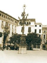 Farola de San Agustn. Foto antigua. En la Plaza de Santa Mara
