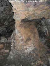 Cueva del Balneario. Columna ptrea