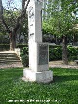 Monumento a Emilio Cebrin. Lateral