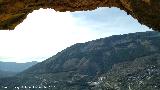 La Pea. Vistas hacia Jabalcuz desde un abrigo de la cara oeste