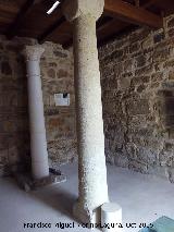 Torreparedones. Santuario Ibero. Al fondo la columna diosa