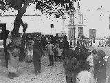 Plaza de San Agustn. Foto antigua. Grupo de gitanos con un oso
