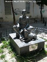 Escultura Golfillo sentado con su perro. 