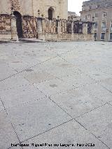 Plaza de Santa María. Líneas del reloj de sol y cuadrados que representan una prolongación de la Catedral