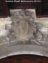 Real Monasterio de Santa Clara. Escudo de las cinco llagas en el claustro