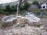 Estanque de Mata Bejid. Mesa y bancos de piedra