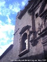 Convento de Santo Domingo. Ventana izquierda de la fachada