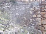 Castillo de Montejcar. Muralla de tierra compactada recubierta por mampostera