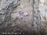 Pinturas rupestres del Poyo Bernab Grupo II. Cabra en solitario en una pared cncava con multitud de lneas que parten de su vientre