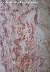 Pinturas rupestres del Poyo Bernab Grupo V. Lnea en zigzag terminada en su parte superior en silueta de cabeza de animal mirando hacia la izquierda con dos lneas curvas paralelas bajo ella