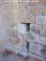 Castillo de Sabiote. Patio de Armas. Pedestal y base de columna embutidos en el muro norte de una anterior galera