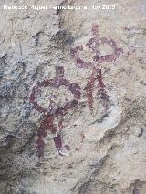 Pinturas rupestres de la Cueva de la Graja-Grupo VIII. Dos antropomorfos de gran tamao de color rojo obscuro de tipo phi inferiores a la derecha, parecen que tienen algn instrumento que les cuelga de la cintura a modo de cuchillo, el inferior a la altur