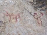 Pinturas rupestres de la Cueva de la Graja-Grupo VIII. Una cabra o toro (por la disposicin de sus cuernos) y un antropomorfo tipo phi con dos piernas y sin cabeza