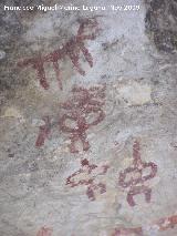 Pinturas rupestres de la Cueva de la Graja-Grupo VIII. Cabra o toro, debajo un antropomorfo tipo phi con adorno de asta de ciervo en la cabeza y debajo de este dos antropomorfos tipo phi