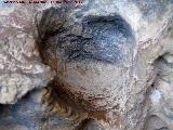 Pinturas rupestres de la Cueva de la Graja-Grupo X. Hueco con restos de pinturas rupestres y graffiti