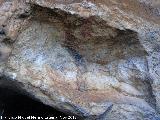 Pinturas rupestres de la Cueva de la Graja-Grupo X. Doble barra bajo el antropomorfo phi