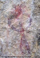 Pinturas rupestres de la Cueva de la Graja-Grupo XIII. Antropomorfo tipo phi con dos piernas y decorada su cabeza con finas lneas verticales a modo de corona de plumas