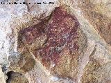 Pinturas rupestres de la Cueva de la Graja-Grupo XIII. Escena de pastoreo (domesticacin del ganado) en la que un antropomorfo tipo phi con dos piernas da de comer a una de las dos cabras que tiene a su izquierda