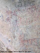 Pinturas rupestres de la Cueva de la Graja-Grupo XVI. Subgrupo muy deteriorado formado por un antropomorfo tipo phi y dos cabras una a su derecha a un nivel superior y otra debajo de l a mayor distancia