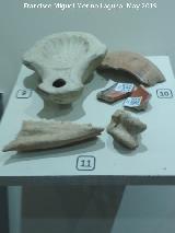 Cstulo. Torren Alba. Lucerna con venera siglo I d.C, platos y restos de animales siglos I-II d.C. Museo Arqueolgico de Linares