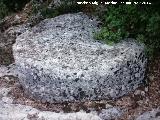 Cantera de Piedras de Molino de la Camua. Piedra de molino a medio tallar
