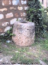 Castillo de Tobaruela. Piedra de molino como macetero