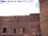 Castillo de Tobaruela. Muro Este con almenas en su galera alta