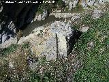 Molino del Romano. Piedra labrada de compuerta para desage de la acequia