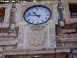 Ayuntamiento de Los Villares. Escudo y reloj