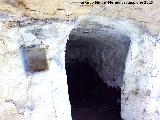 Cuevas Piquita. Cueva VI. Pequea hornacina de iluminacin y entrada a la cuadra derecha