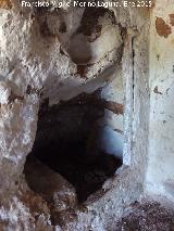 Cuevas Piquita. Cueva de la Ta Piquita. Hornacina izquierda con marco de puerta en el distribuidor