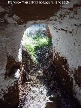 Cuevas Piquita. Cueva IX. Puerta con los huecos de la tranca