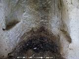 Cuevas Piquita. Cueva IV. Chimenea con nichos calienta platos