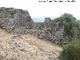 Castilln del Moro. Restos de murallas cerrando en el faralln rocoso