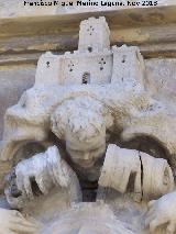 Ayuntamiento de Martos. Castillo sobre el escudo izquierdo