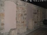 Palacio de los Seores De La Chica. Arcos rebajados de ladrillo y piezas arqueolgicas del Cerro Maquiz