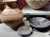 Hipogeo de Hornos de Peal. Urna cineraria masculina a torno de cuello, Plato a torno usado como tapadera de urna, plato a torno. Museo Ibero de Jan