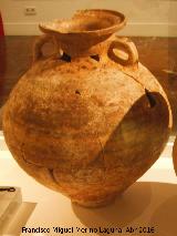 Hipogeo de Hornos de Peal. Urna funeraria globular con asas femenina de la primera mitad del siglo VI a.C. Museo Provincial de Jan