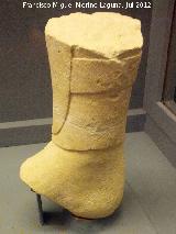Cerrillo Blanco. Tobillo y arranque de pierna con grebas. Museo Provincial