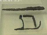 Cerrillo Blanco. Cuchillo de hierro y fbula de doble espiral de bronce. Tumba masculina 19. Periodo Orientalizante 700-601 a.C. Museo Provincial