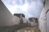 Castillo de Porcuna. Torreones embutidos entre las casas