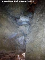 Cueva de la Zorra. Piedras encajadas